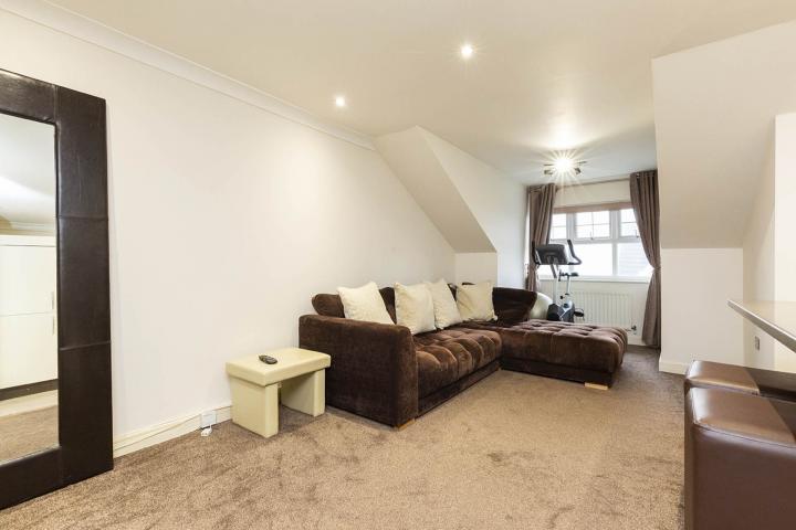 Located within a well kept purpose built building and close to amenities  Osier Crescent, Muswell Hill